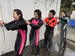 ドライスーツお使用後はしっかりファスナー部分を洗いましょう